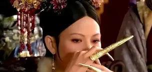 清朝妃子为何要戴长指甲套？除了好看之外，更多的是为了方便皇帝。在清宫剧中，妃嫔