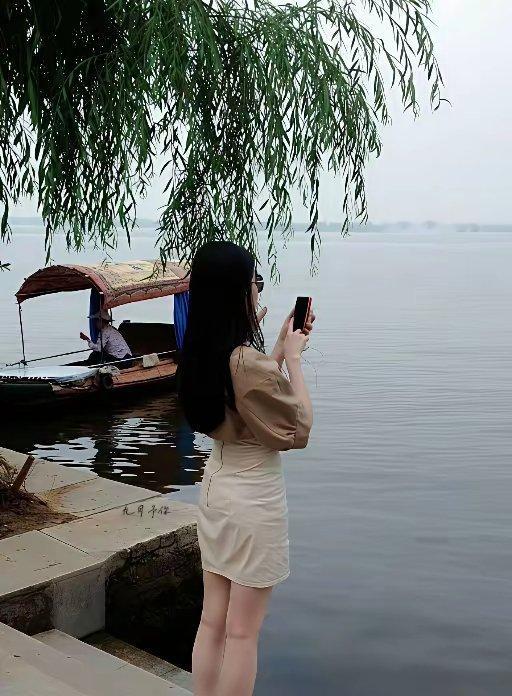 刘亦菲和小姨游园，上天给刘亦菲家族多开了那扇门