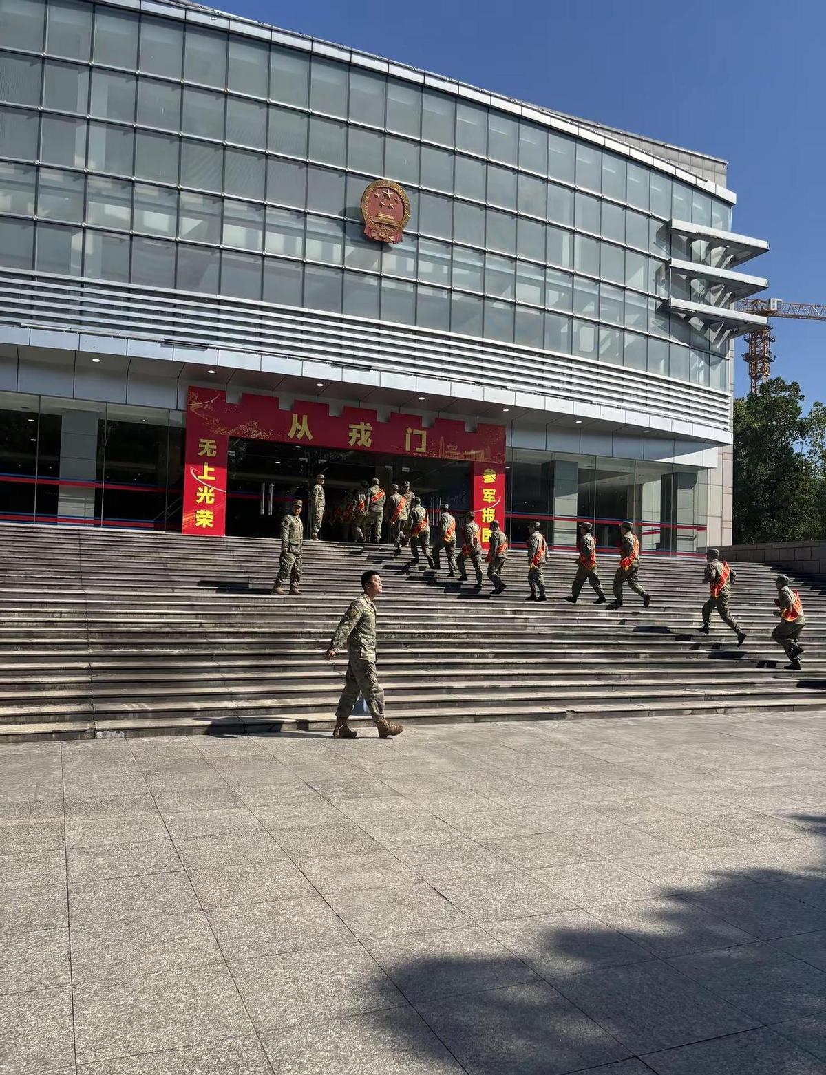 他又要穿军装了，还是那身绿，可人不一样了。上回送他走，是新鲜、是激动，这回再送
