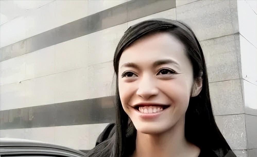 一次，姚晨参加郭德纲的节目，被观众起哄：“亲一个，亲一个！”郭德纲吓得赶紧摆手：
