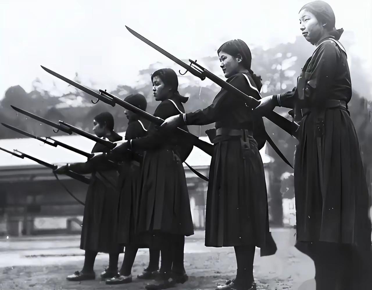 为啥说原子弹下无冤魂？？？看看当时的广岛女人、学生都在做什么？1945年8月6日