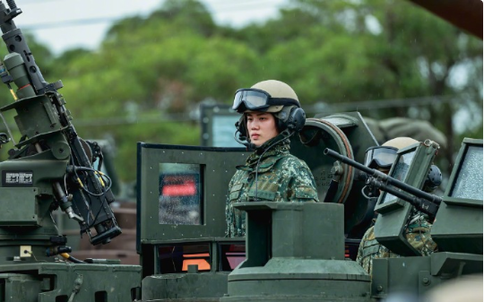 遇到台🐸女坦克兵操作的M1A2T怎么办？那自然是打爆它啰。​​​