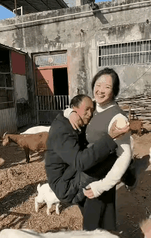 天呐，原来是两口子，我以为是父女哩。看着挺本份的一个人，硬是被小妻子带偏了。