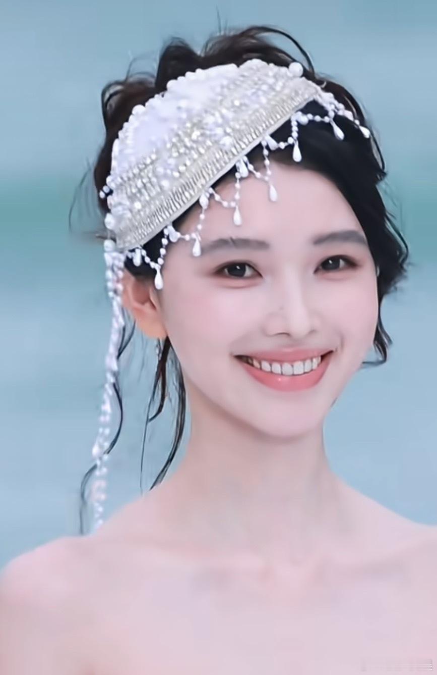 方圆好美方圆你是真的美，之前总觉得你和易梦玲很像，但现在突然发现两者各有各的美，