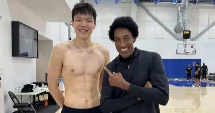 杨瀚森被美国昂贵的物价给惊呆了，所以吃选择吃最经济的火锅。杨瀚森到了波特兰之