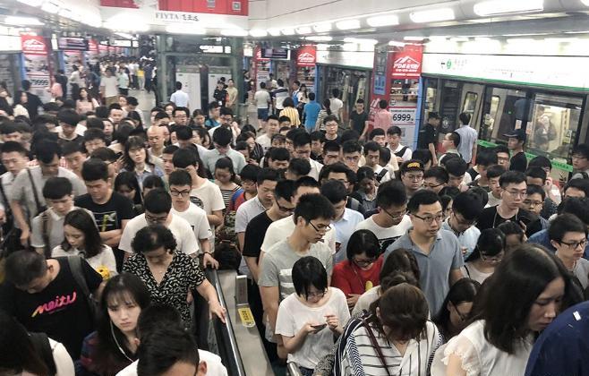 “中国为什么一直在鼓励生孩子？”美国人口不到3.5亿，俄罗斯人口不到1.5亿，加