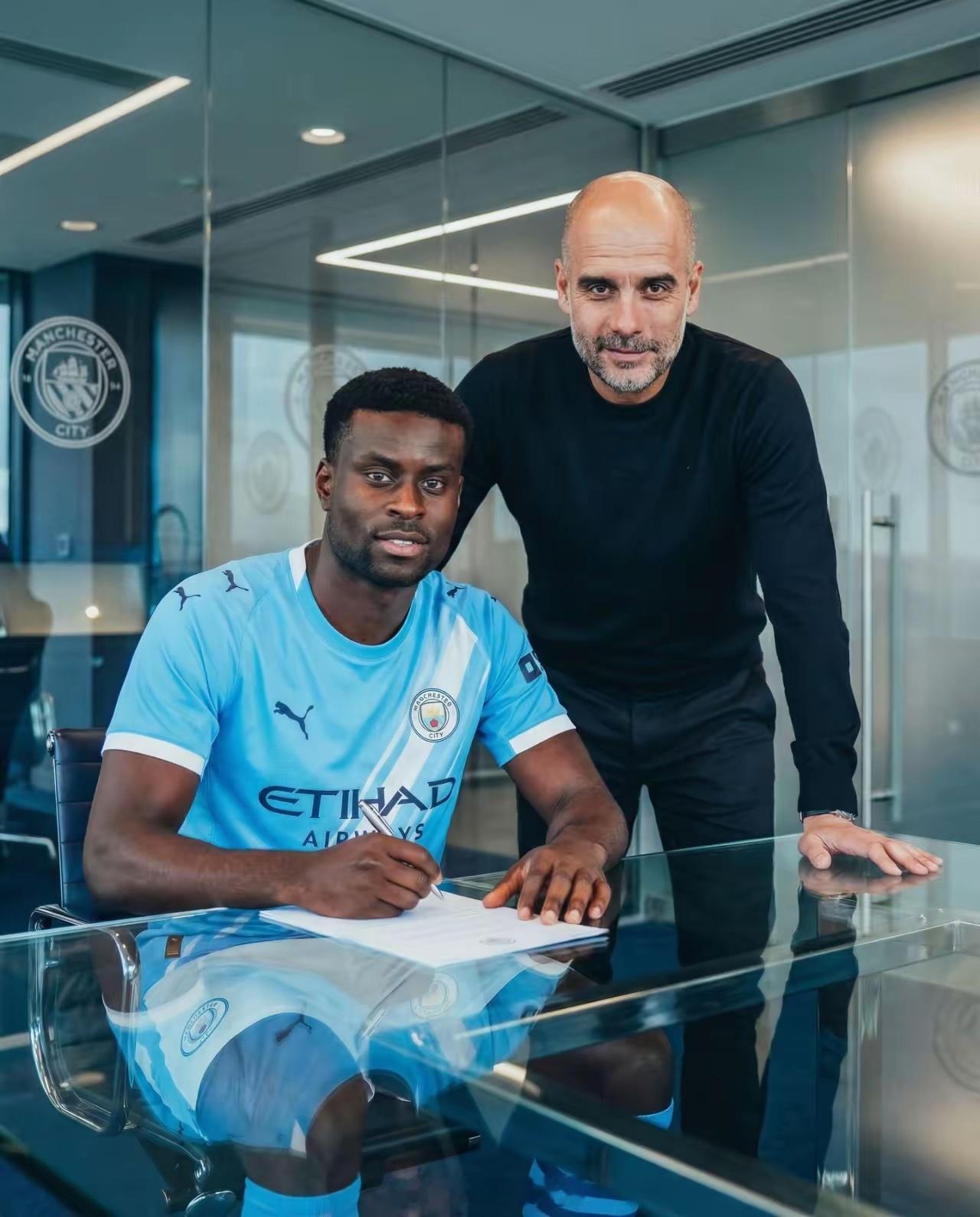 范迪克干了8年，拿了欧冠拿了联赛冠军也才35万英镑周薪续2年，格伊这一到新球队就