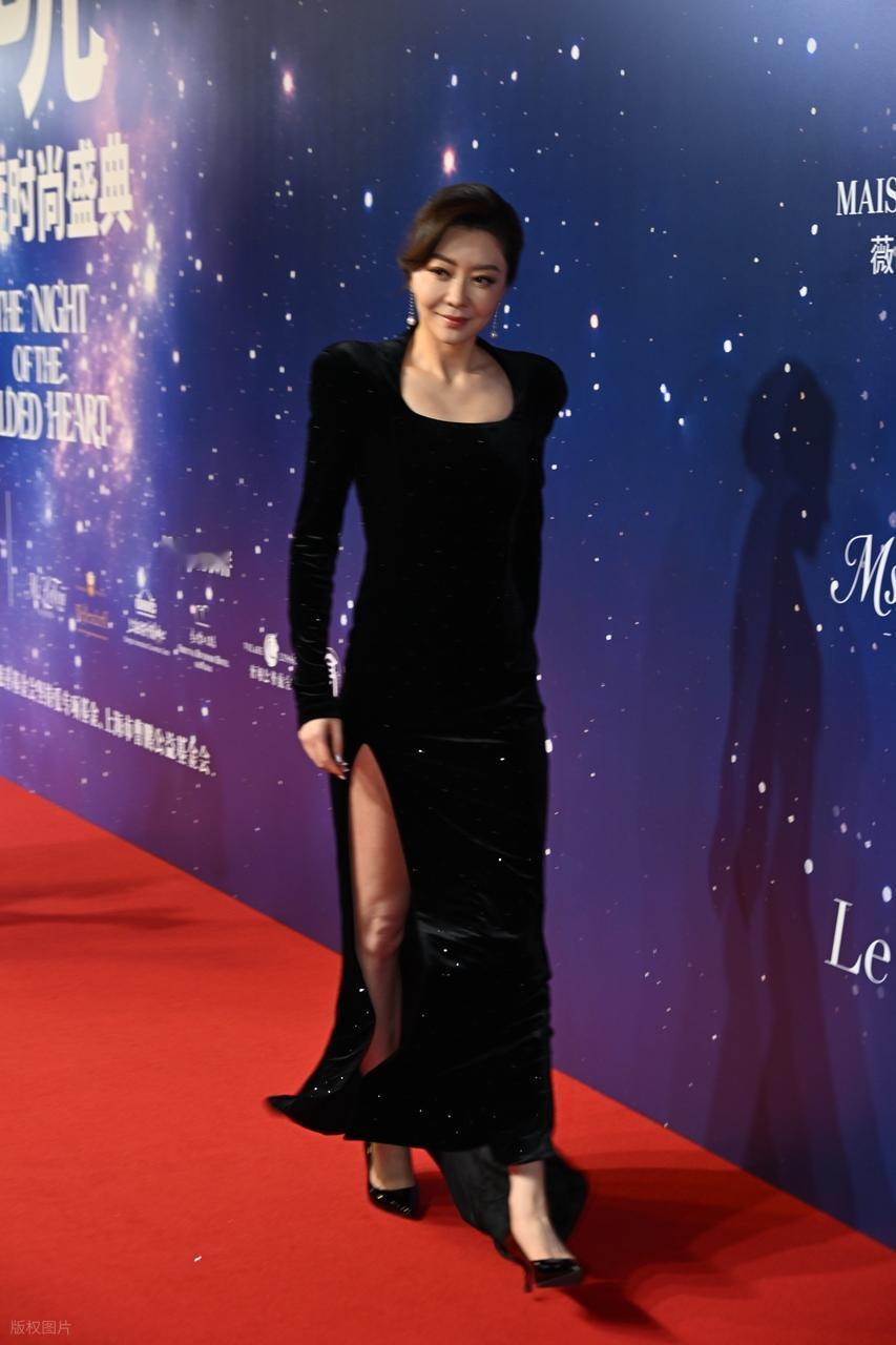 最近熊黛林在上海出席时尚活动，她这次搭配了一件黑色的裙子，看起来特别的漂亮。