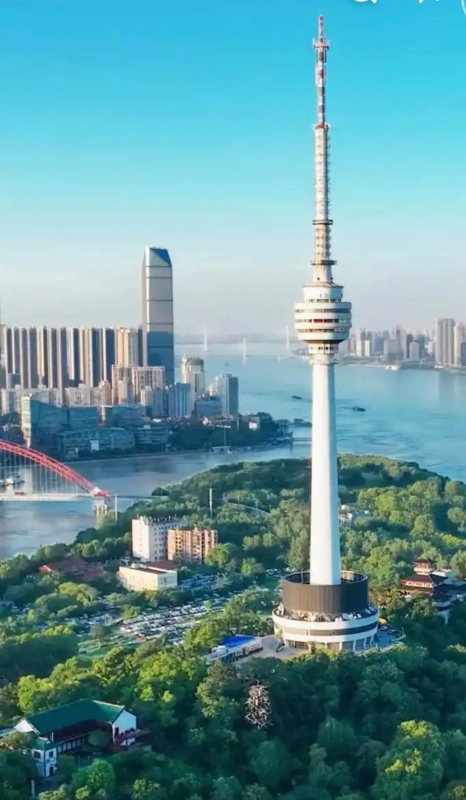 武汉龟山电视塔值得去游玩吗？武汉龟山电视塔值不值得去，得看个人喜好。它是中国第