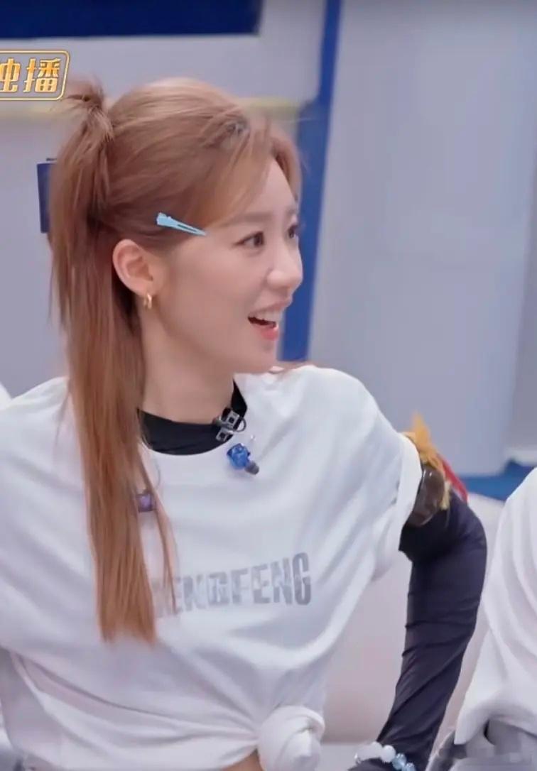 她们胳膊上戴的是什么啊，看好多姐姐都有