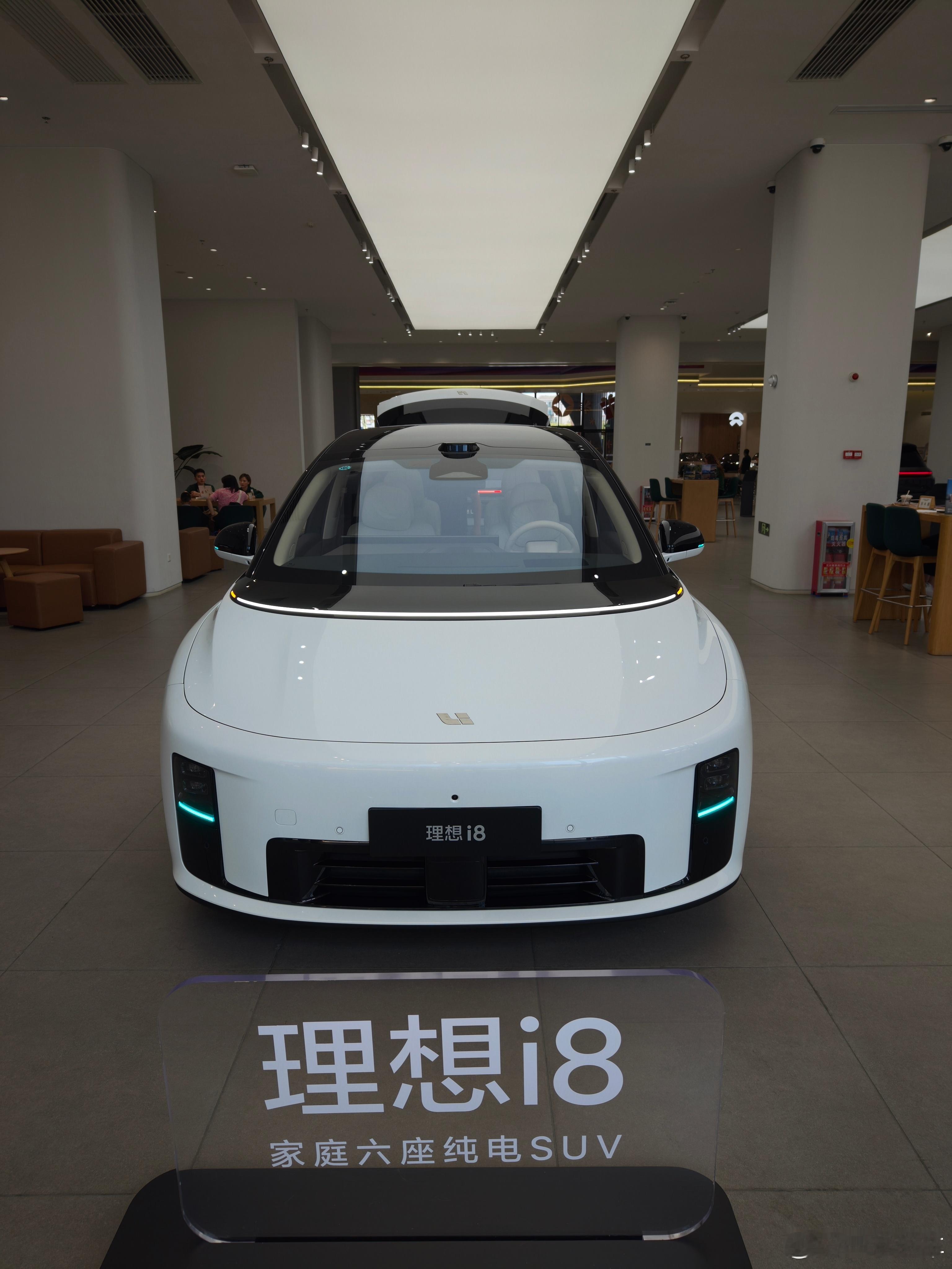 i8实车看着比照片好看点，不过总体还是看着怪怪的车，这年头不怕怪就怕没有找不到定