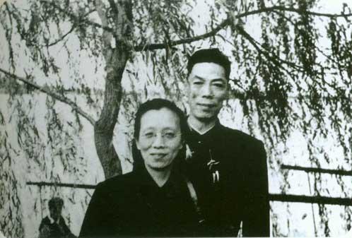 1949年，南京解放后，一位富家太太乘坐吉普车来到35军军部。下车后，她轻声对