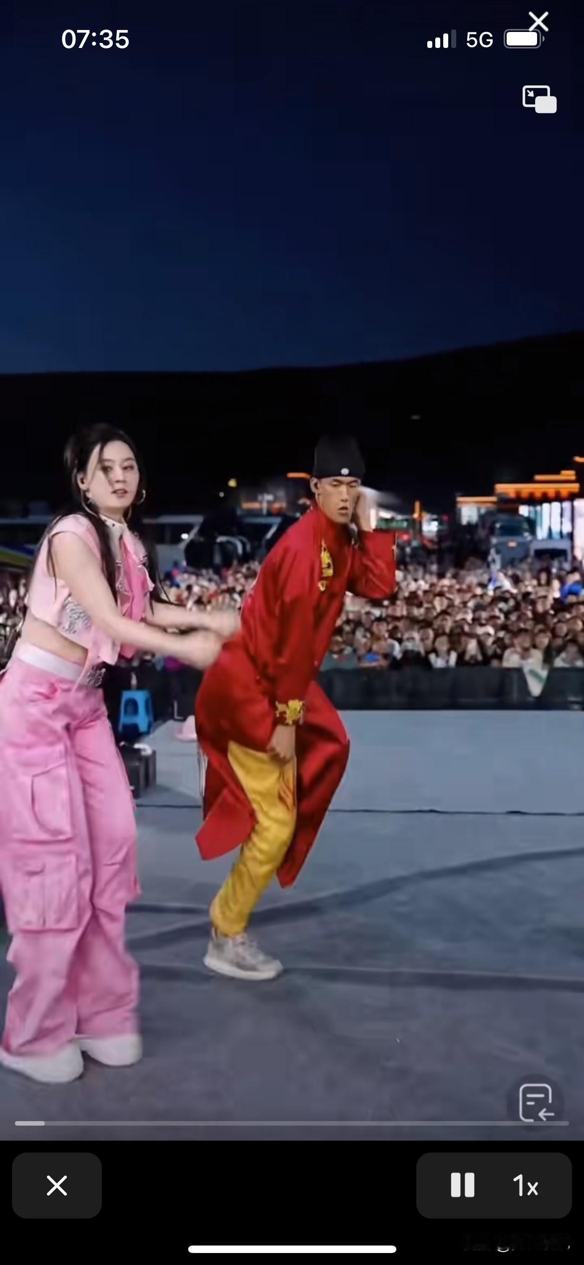 唐艺老师直播间玩过头了，把自己的腰跟腿给伤到，注意安全啊，自己那么大岁数了还玩劈