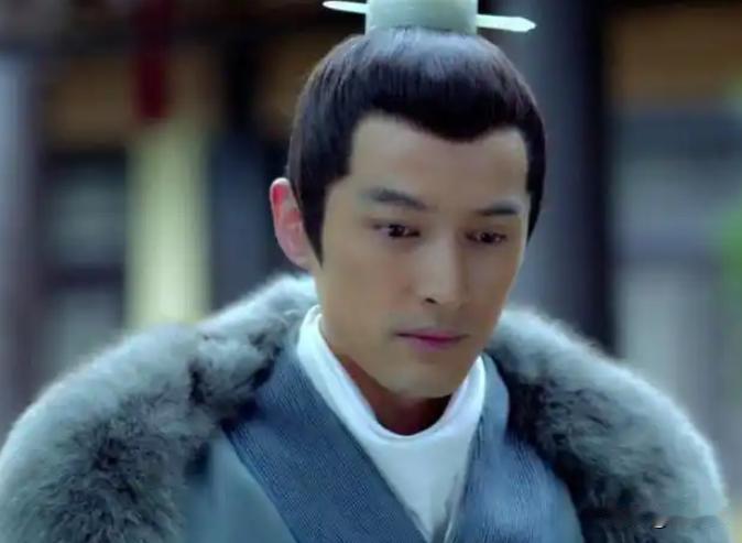 2015年拍《琅琊榜》，胡歌演梅长苏进悬镜司大牢的这场戏中，走路时不小心滑到，