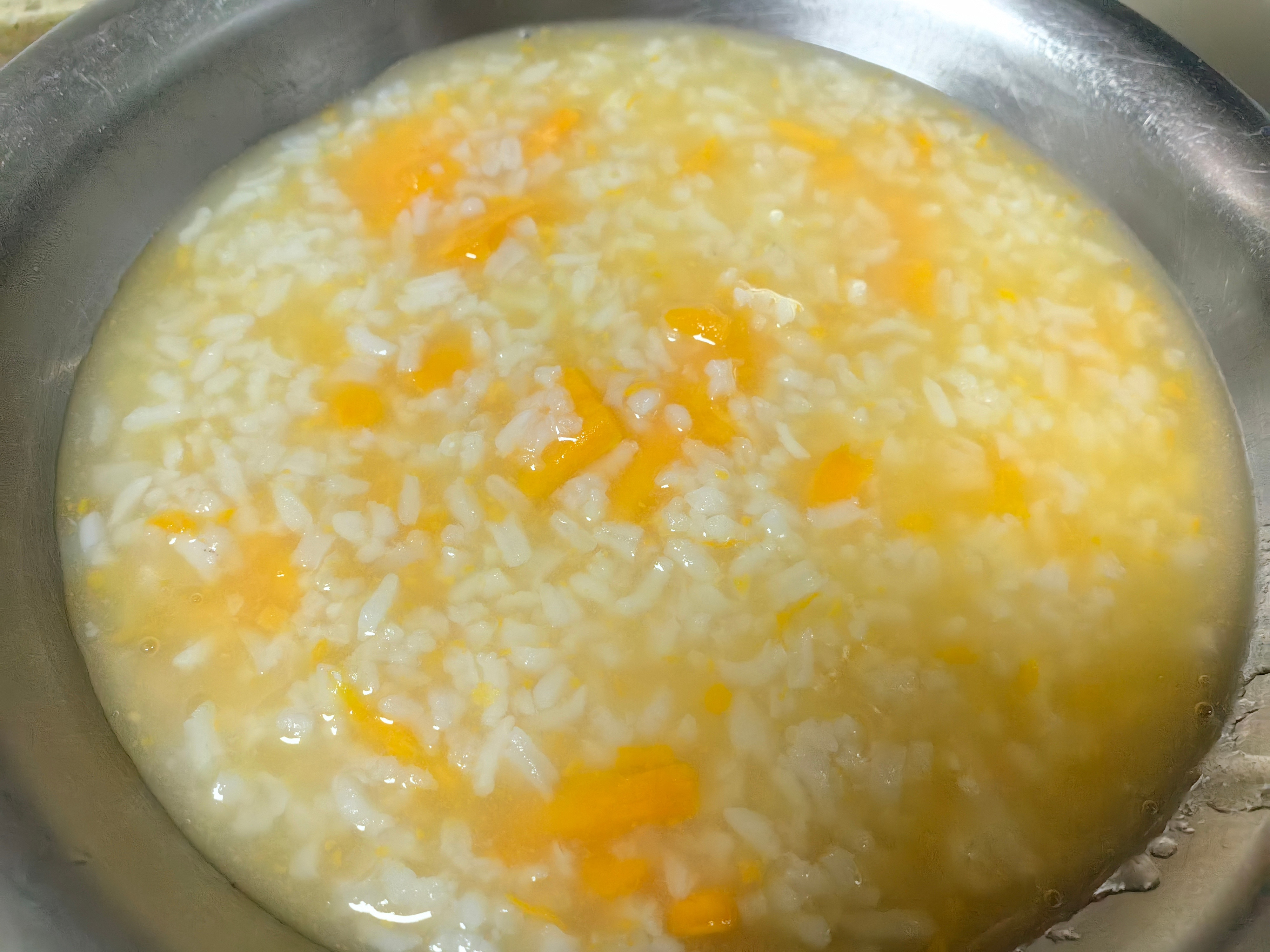 家常菜红薯粥，红烧鱼，榨菜煎蛋，炒茭白。​​​