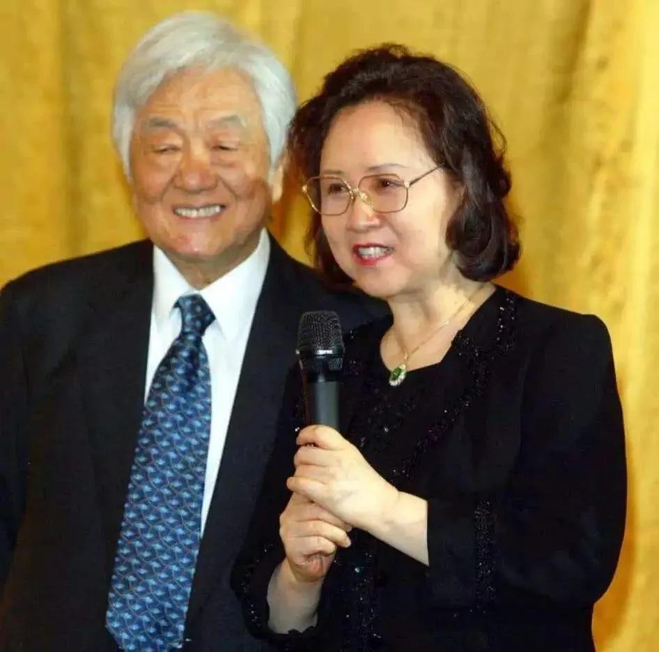 初见琼瑶时，林婉珍不敢相信：这个租住着10平米的房子，30度高温的家里连个电扇也