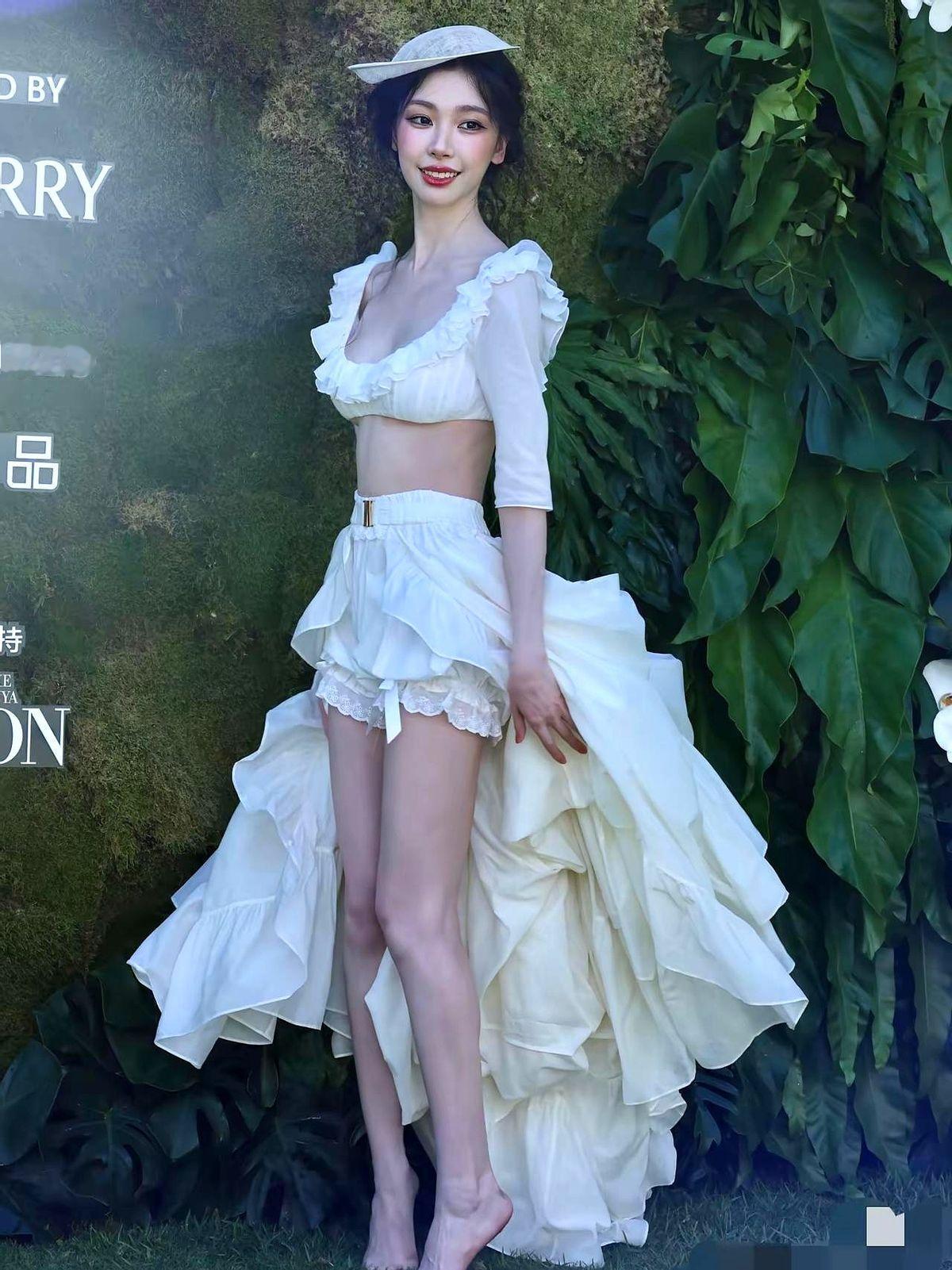 胡彦斌不是专挑美女，他是喜欢瘦不伶仃的，不信你看易梦玲，还有某爽……易梦玲去