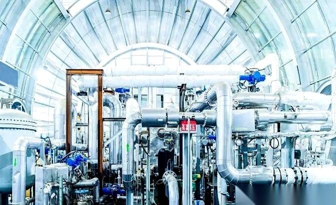 给一个密闭的铁罐子使劲吹气，再给它加热，然后猛地扎个小孔。“呲”的一声，高温高