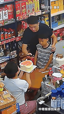 “太逗了！”重庆，一家三口只想简单吃个蛋糕，不料隔壁餐馆3名大哥走进来，误以为孩