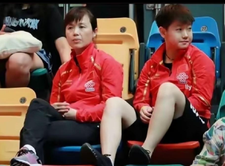 Coco终于平反了，还不定是谁带的谁呢！莎莎这坐姿，自然、随意，大大咧咧的体育生