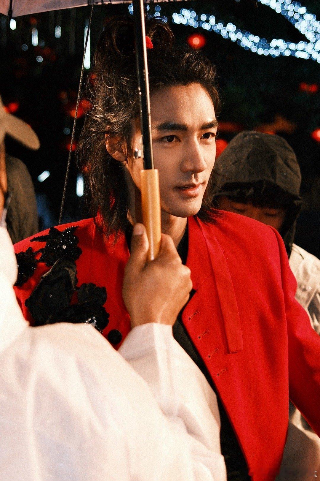 此沙提议给马加上铃铛《镖人》此沙演活和伊玄！为角色争取加马铃、留胡子、还原漫画