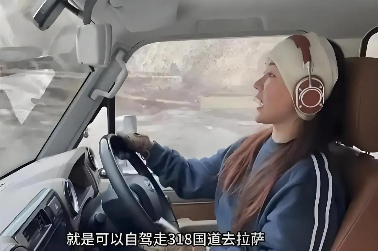 高原天路，霍思燕摇下车窗探身比耶，杜江秒变“人形自拍杆”，隔着两车距离对镜抛飞吻