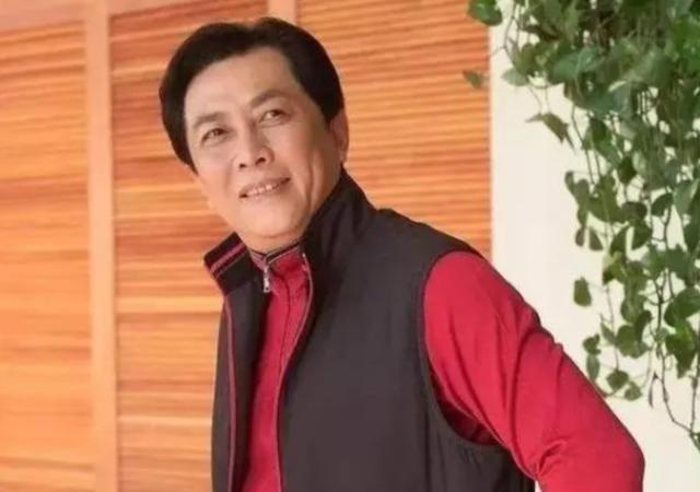 1990年除夕夜，唐国强的妻子洗完澡化完妆，穿上一身新衣，用一根绳子结束了自己的