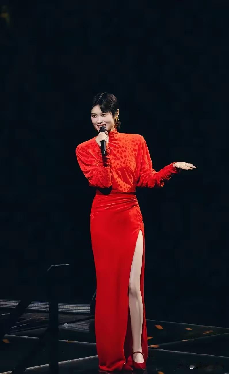 “春哥”秒变春妹，这回总算穿对衣服啦，真该给这位造型师“加个鸡腿”。李宇春这一