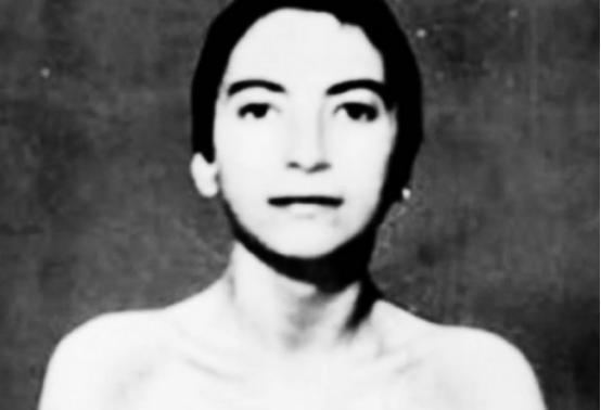 1942年，纳粹集中营内拍摄了一张令人不忍直视的照片，照片当中的犹太女被关在笼子