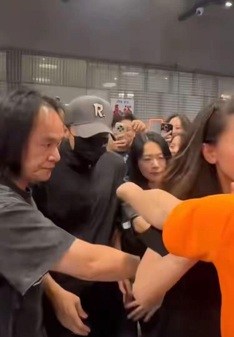 谢霆锋在广州的欢迎程度真的好夸张，他演唱会结束后带团队8个人去大排档吃宵夜，人一