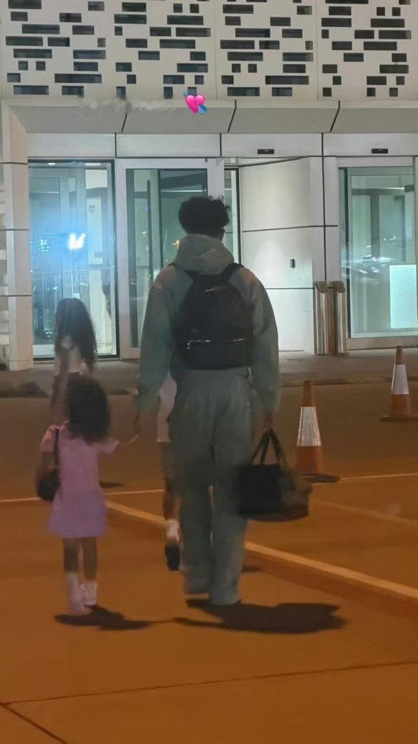 🛬C罗已返回沙特乔治娜更新社媒，晒出了C罗与家人们在飞机上的照片。记录报确认