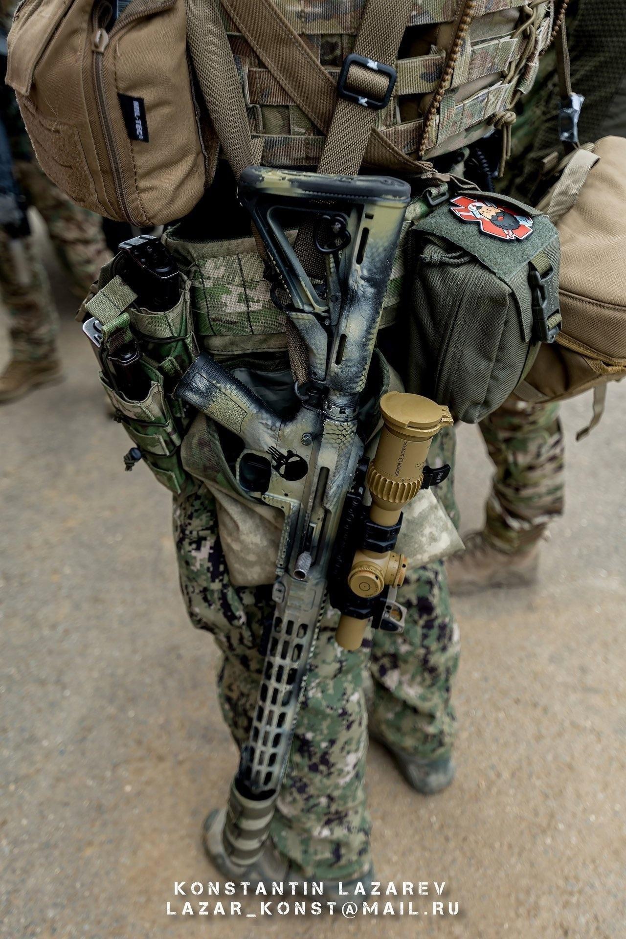照片中，驻乌克兰的俄罗斯士兵手持现代化卡拉什尼科夫步枪，很可能是AK-12系列。
