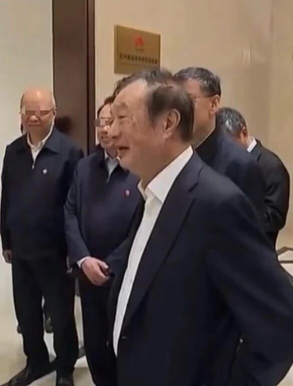 央视报道，中央领导视察华为，82岁的任正非现场陪同介绍。美国的制裁没有压倒公司，