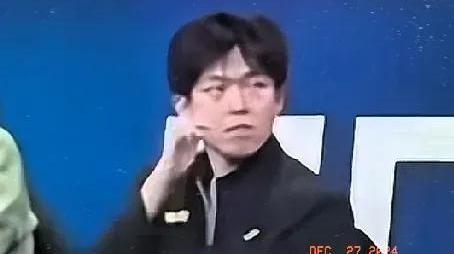 乒超联赛上，王楚钦的眼神就没离开过孙颖莎。结果莎莎在队友的注视下，自己就把瓶盖