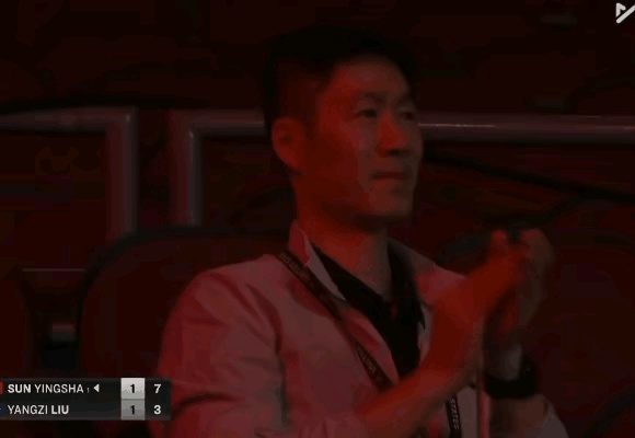 莎莎在王励勤的掌声鼓励中完成了首秀！恭喜莎莎贏得了第一场胜利，取得了开门红。令