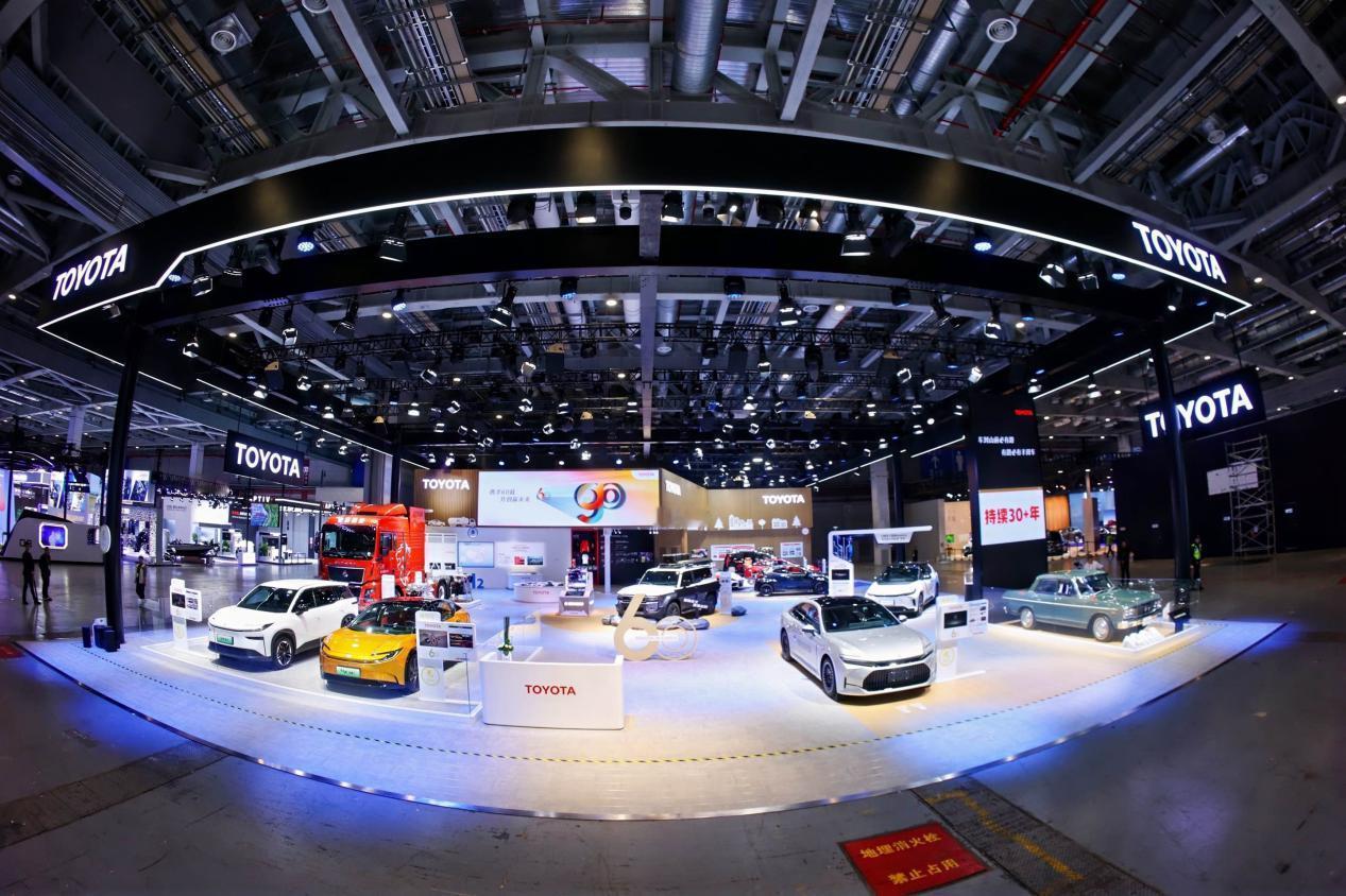 2025年的美国车市，被丰田和雷克萨斯的“电气化大军”狠狠拿捏了！这俩兄弟直接狂