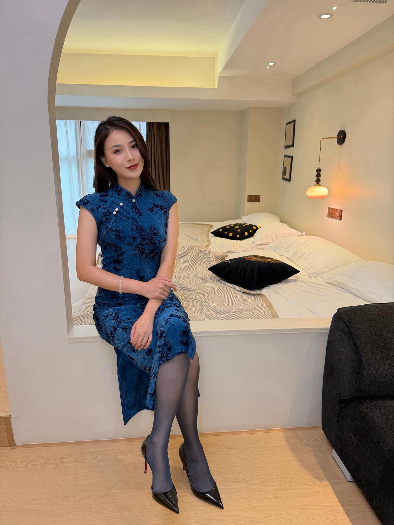 深海蓝暗花面料，复古韵味十足。精致盘扣勾勒古典身段，温婉又大气，自带沉静的东方