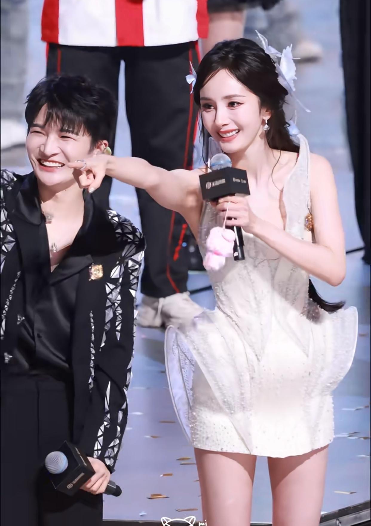 最近真没有什么高科技出来吗？杨幂也回春得太厉害了，不但脸美连身材也是一点赘肉