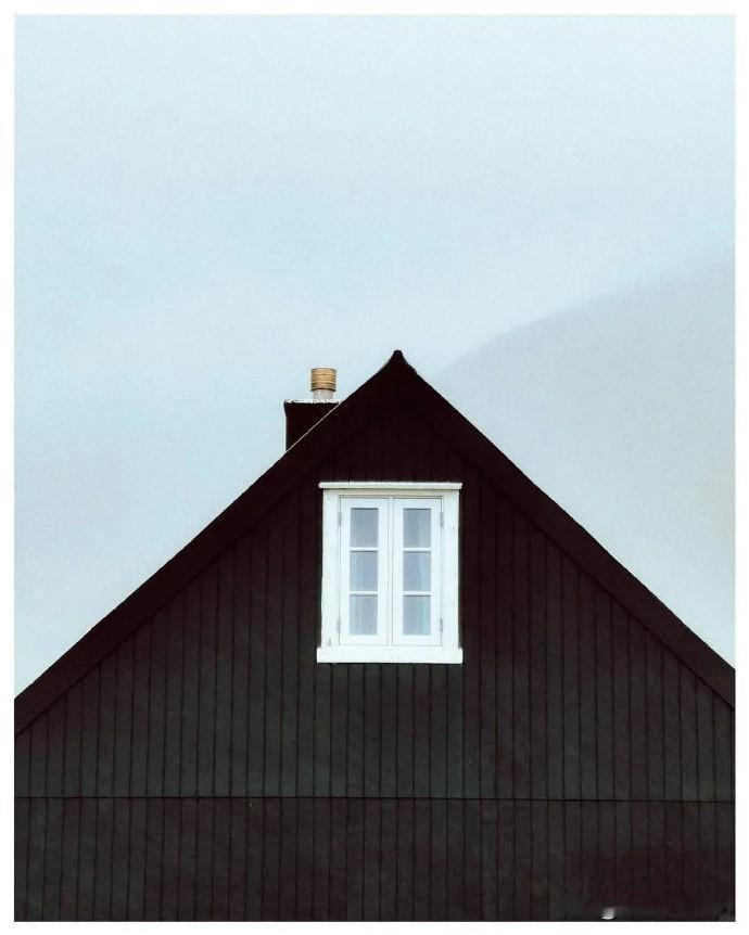 法国摄影师ValentinSalmon，用镜头编织复古梦境。低饱和奶油色调晕染