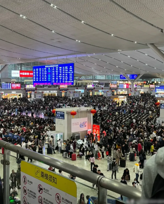 “深圳炸锅！”凌晨两点，车站里人山人海，上万人滞留。大家本以为要上演“末日逃亡”