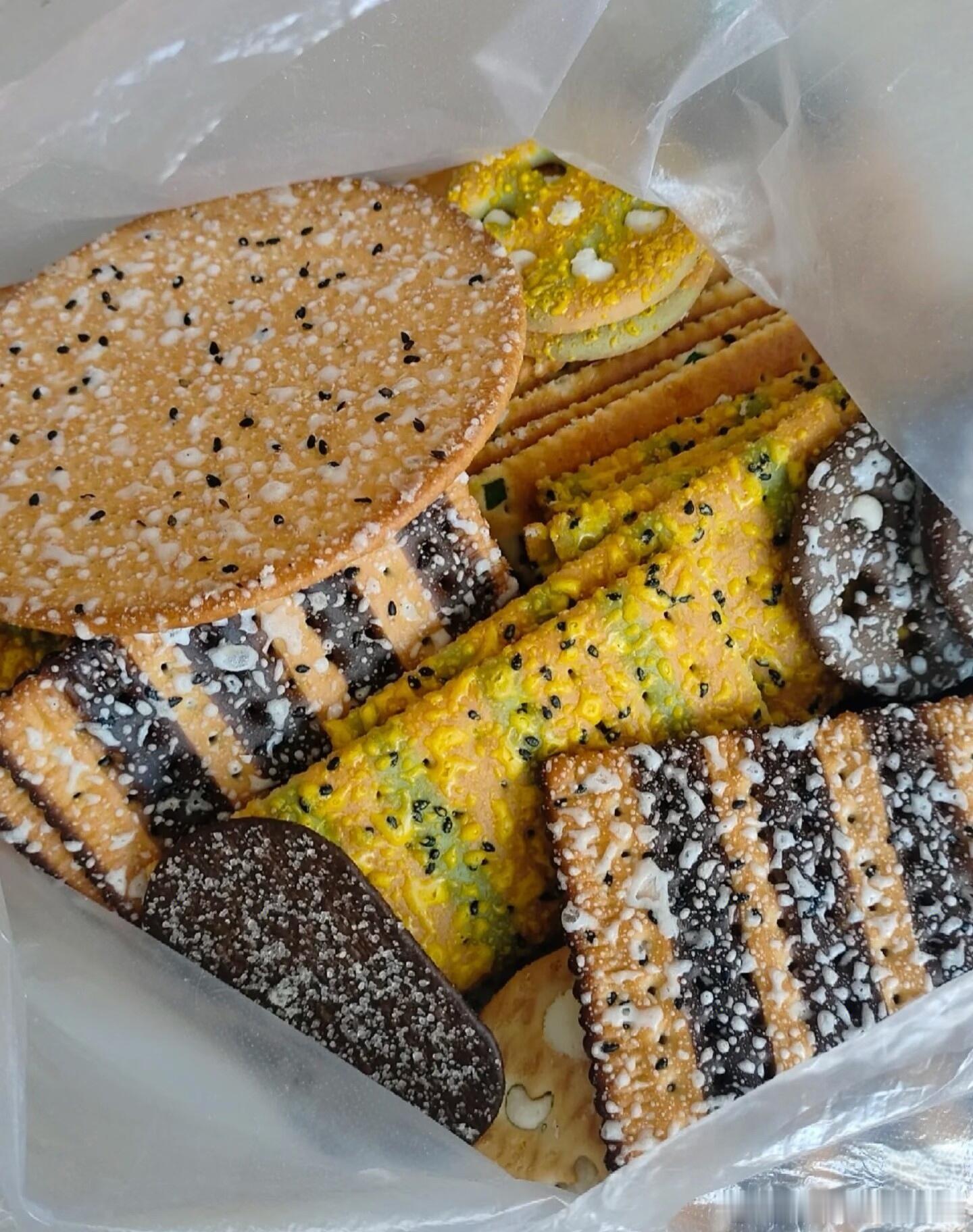 好吃的饼干我先吃为敬！老式饼干馋很久了，终于让老妈买到了，心心念念了很久，还得是