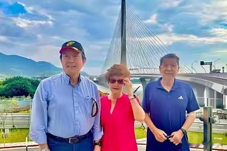 马英九卸下重担，这回过上安逸幸福的小日子不少网友感慨，原先误会马英九，对比之