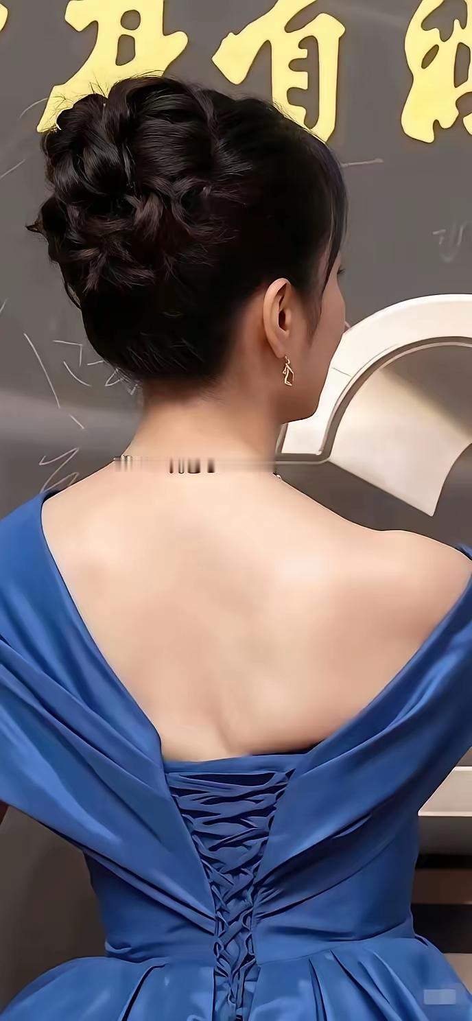 周涛的脸、不是正常美女的脸、你说她瓜子脸不像、你说鹅蛋脸不对、虽然不难看、但算美
