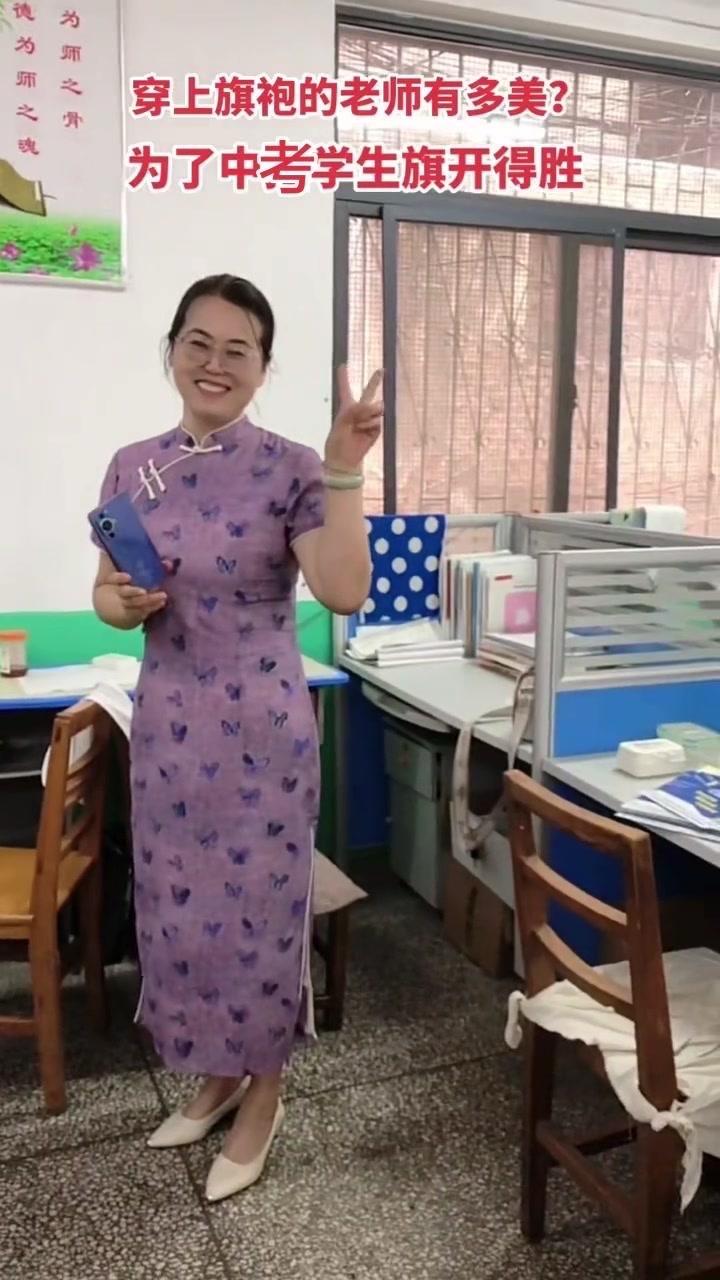 当女教师穿上旗袍站在讲台上，学生们都会眼前一亮。她的旗袍款式简洁优雅，盘扣精致，
