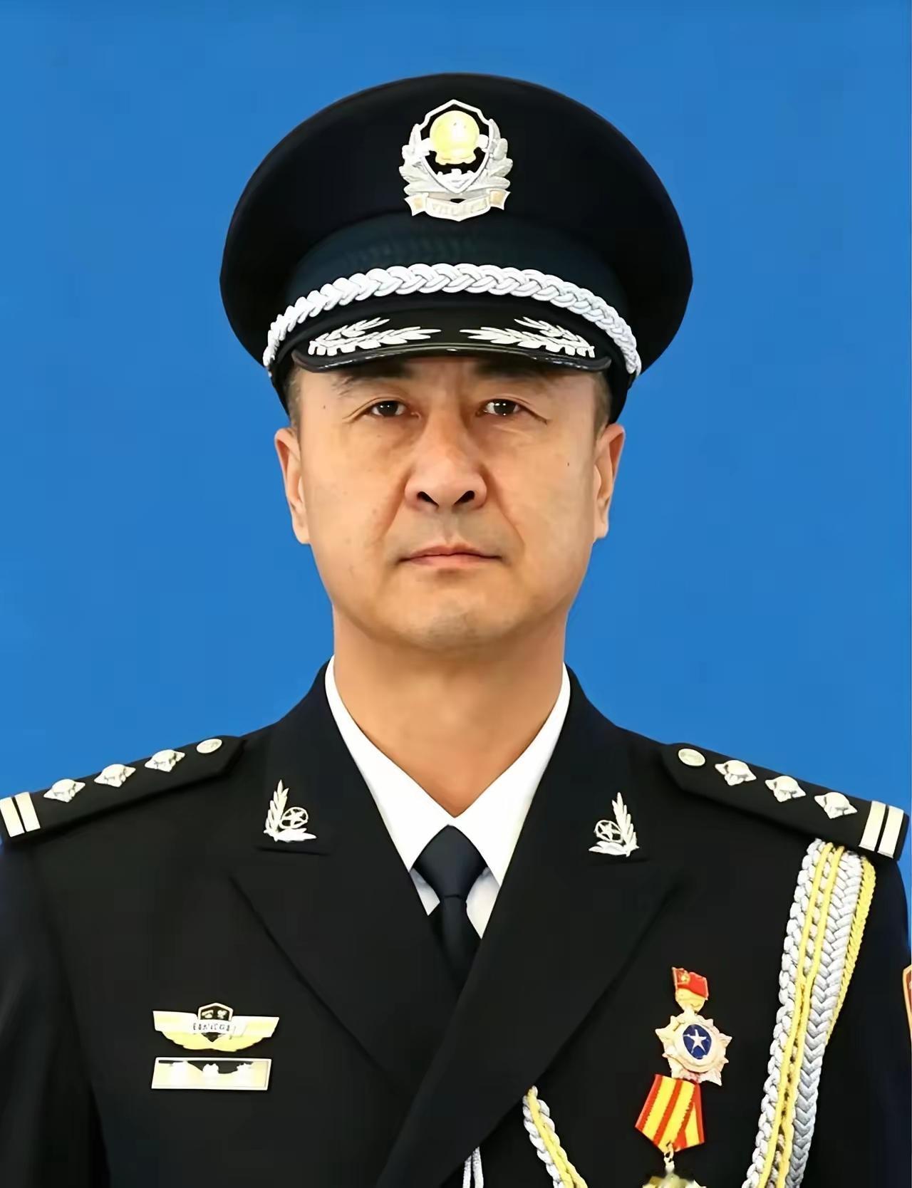 张铁龙，1976年生，中共党员。辽宁省阜新市彰武县公安局巡特警大队大队长。从警二