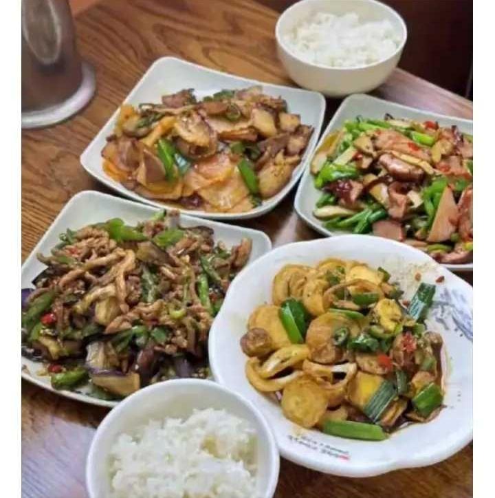 都是普通的打工者，午餐各自在公司吃，晚饭回家自己做。夫妻二人，也做了四个菜，虽