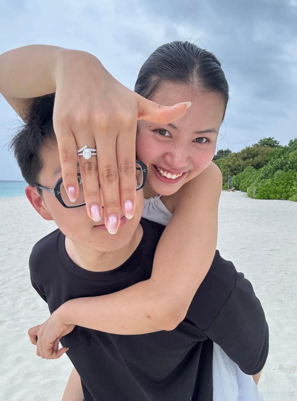 男朋友在马尔代夫的沙滩上向我求婚了​​​