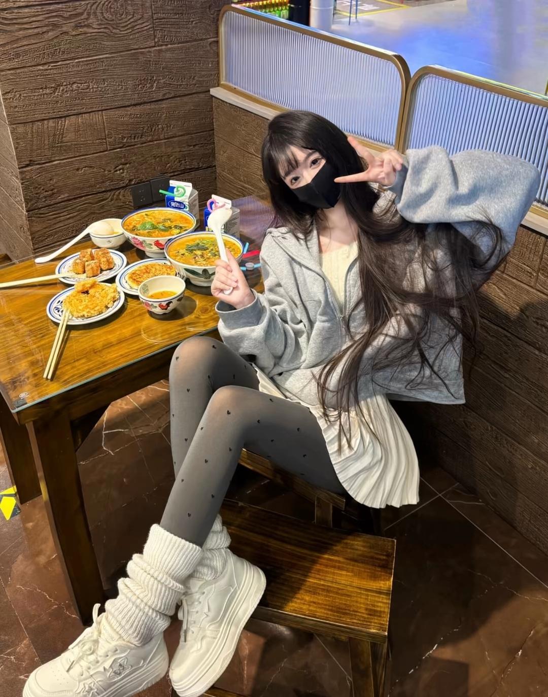 打卡新开的日式拉面店，美味拉面配自拍，完美！🍜📸