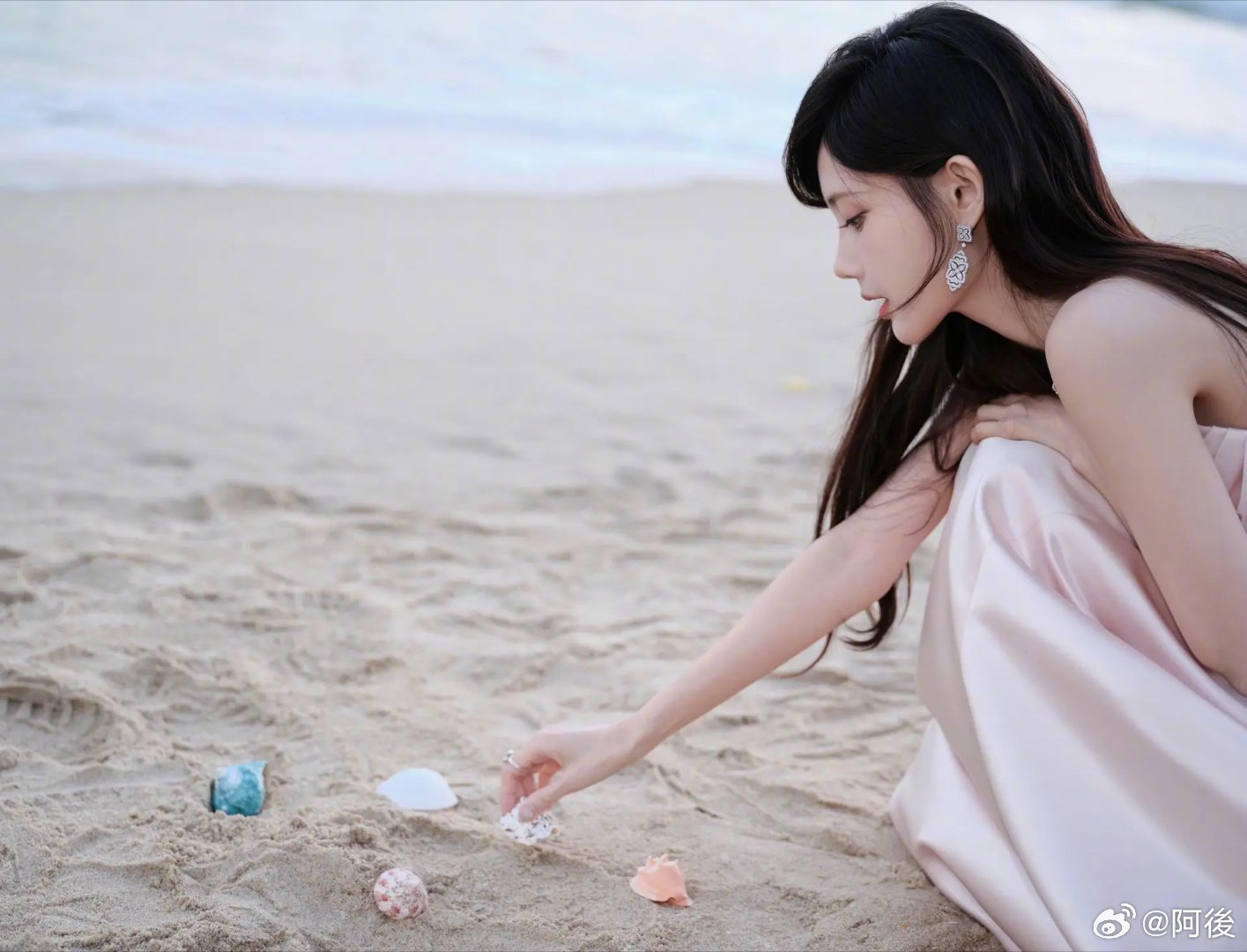 李一桐老娘与海姐你好米我们大女人就是要看这种美图才有力气讨生活，就这样争服大海吧