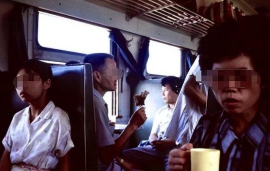 1986年，吉林一名女子坐火车时，好心给身边男子一把花生，不料她的这一行为，竟救